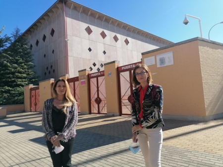 Concha Insua y Ana Berrocal junto a la entrada del Palacio de los Deportes (CIUDADANOS) 