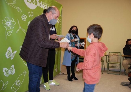 El Cocnejal de Medio Ambiente, José Miguel Eodríguez entrega el diploma a uno de los escolares (AYTO. ALBOLOTE)