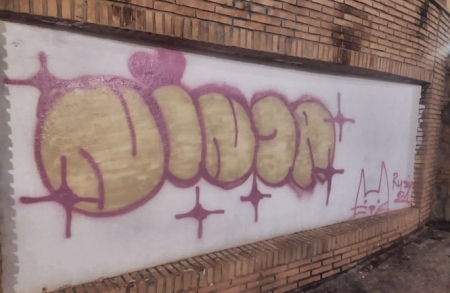 Grafiti en el embarcadero del Genil por el que se ha detenido a una joven (POLICÍA LOCAL)