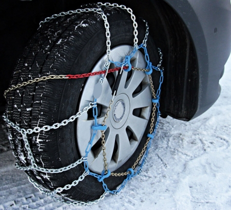 Imagen de recurso de un coche con cadenas (112 ANDALUCÍA) 