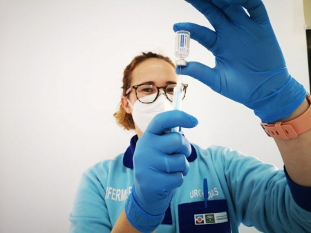 Una sanitaria prepara una dosis de la vacuna (JUNTA DE ANDALUCÍA)