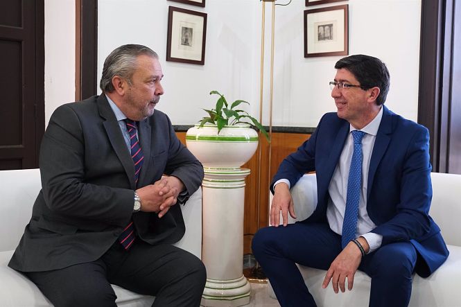 El vicepresidente de la Junta y consejero de Turismo, Regeneración, Justicia y Administración Local, Juan Marín, junto con el director general de Oficina Judicial y Fiscal, Carlos Rodríguez Sierra, en imagen de archivo (JUNTA DE ANDALUCÍA) El vicepresidente de la Junta y consejero de Turismo, Regeneración, Justicia y Administración Local, Juan Marín, junto con el director general de Oficina Judicial y Fiscal, Carlos Rodríguez Sierra, en imagen de archivo (JUNTA DE ANDALUCÍA)