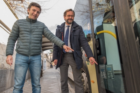 Jorge Saavedra y Antonio Saavedra en uno de los autobuses (JUNTA)