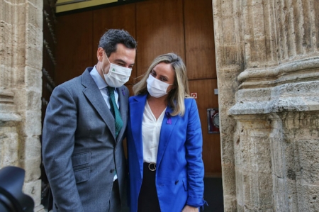 Marifrán Carazo y Juanma Moreno a la salida del parlamento (JUNTA) 