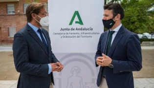 Antonio Granados y Jorge Saavedra han presentado el servicio de autobús a Sierra Nevada (JUNTA)