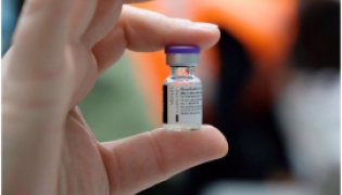 Una dosis de la vacuna contra el coronavirus de Pfizer (GOVERN) 