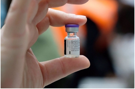 Una dosis de la vacuna contra el coronavirus de Pfizer (GOVERN) 