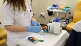 Una enfermera prepara una dosis de la vacuna (JUNTA DE ANDALUCÍA) 