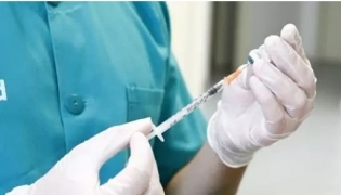 Un sanitario prepara una dosis de la vacuna (LUIS CORREAS-DGA)