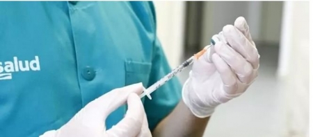 Un sanitario prepara una dosis de la vacuna (LUIS CORREAS-DGA)