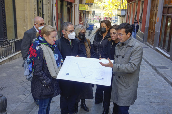 El alcalde de Granada, Francisco Cuenca, durante una visita a la calle Álvaro de Bazán para conocer las obras remodelación que el Consistorio está llevando a cabo en la zona (AYUNTAMIENTO DE GRANADA) El alcalde de Granada, Francisco Cuenca, durante una visita a la calle Álvaro de Bazán para conocer las obras remodelación que el Consistorio está llevando a cabo en la zona (AYUNTAMIENTO DE GRANADA)