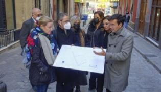 El alcalde de Granada, Francisco Cuenca, durante una visita a la calle Álvaro de Bazán para conocer las obras remodelación que el Consistorio está llevando a cabo en la zona (AYUNTAMIENTO DE GRANADA) 