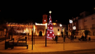 La Plaza de Andalucía de Huétor Tájar iluminada en años anteriores (AYTO. HUÉTOR TÁJAR)