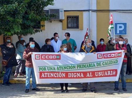 Imagen de la concentración en el Centro de Salud de Santa Fe (CCOO)