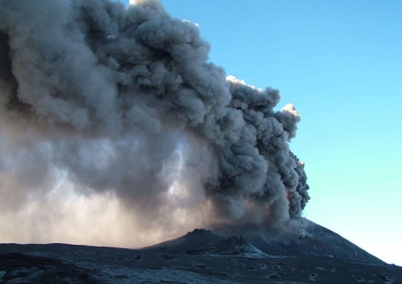 Imagen del volcán Etna (Sicilia) arrojando una nube de cenizas, como las empleadas en este trabajo (SALVO GAMBUZZA)