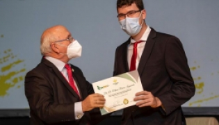 Mario RIvera recibe su diploma (HUSC)