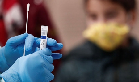 Prueba realizada a un ciudadano para confirmar coronavirus (EFE)