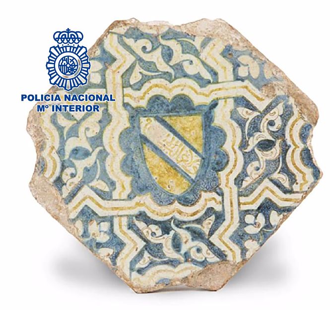 Azulejo recuperado por la Policía Nacional que podría pertenecer a la Alhambra de Granada (POLICÍA NACIONAL) Azulejo recuperado por la Policía Nacional que podría pertenecer a la Alhambra de Granada (POLICÍA NACIONAL)