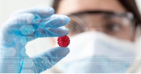 Cientifica analizando el coronavirus (CLAUDIOVENTRELLA/ISTOCK)