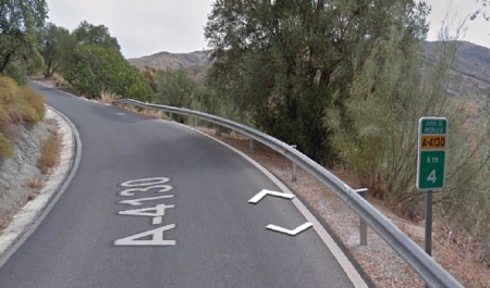 Punto de la carretera A-4130, en Almegíjar (Granada), donde ha tenido lugar el accidente en el que ha fallecido el conductor de una furgoneta (112)