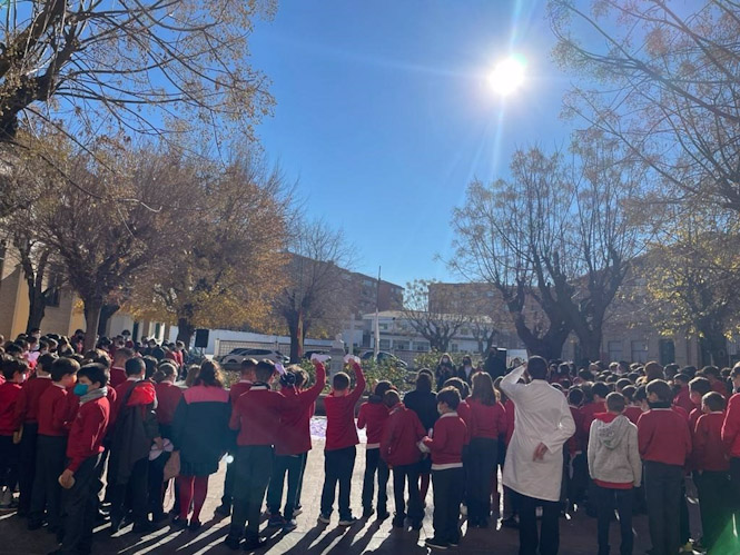 Acto de los alumnos del Colegio Ave María San Isidro de Granada, donde estudian las hijas de la mujer asesinada por su expareja en Granada el pasado viernes 10 de diciembre (COLEGIO AVE MARÍA SAN ISIDRO DE GRANADA) Acto de los alumnos del Colegio Ave María San Isidro de Granada, donde estudian las hijas de la mujer asesinada por su expareja en Granada el pasado viernes 10 de diciembre (COLEGIO AVE MARÍA SAN ISIDRO DE GRANADA)