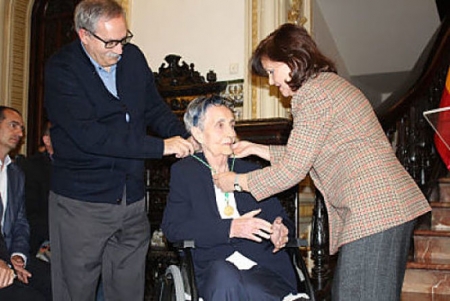 Carmen Calvo entregó a Mariluz Escribano el precio de las Letras (SUBDELEGACIÓN)