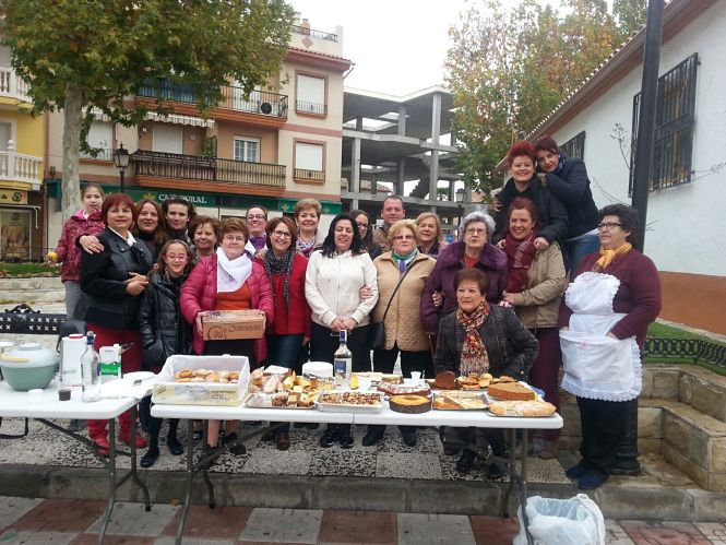 Las mujeres de la Asociación `La Huerta` durante una `chocolatada` solidaria antes de la pandemia (AYTO. CÚLLAR VEGA) Las mujeres de la Asociación `La Huerta` durante una `chocolatada` solidaria antes de la pandemia (AYTO. CÚLLAR VEGA)