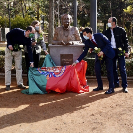 Inauguración de la escultura en honor a Mariluz Escribano (JAVIER ALGARRA / AYUNTAMIENTO) 