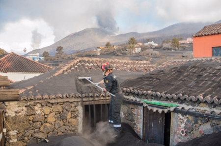 Efectivos de Emergencias usando las pértigas diseñadas para la retirada de ceniza en La Palma (GUARDIAS CIVILES SOLIDARIOS)