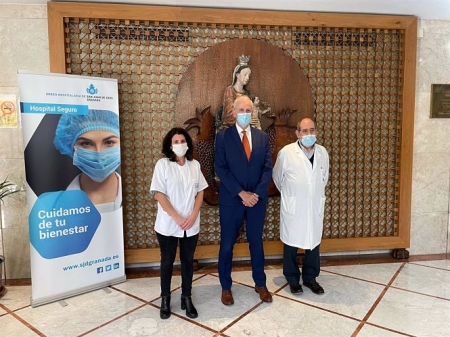 EI delegado de Igualdad, Políticas Sociales y Conciliación de la Junta en Granada, Manuel Montalvo, durante una visita al comedor social de la Obra Hospitalaria San Juan de Dios (JUNTA DE ANDALUCÍA) 