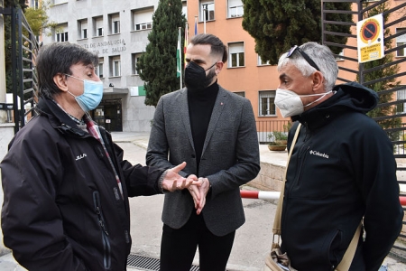 Miembros de IU en la sede de la Delegación de Salud (IU)