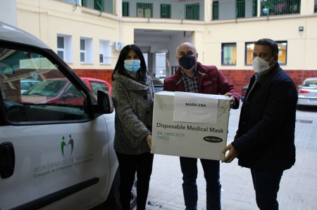 Ila subdelegada con un paquete de mascarillas (SUBDELEGACIÓN)