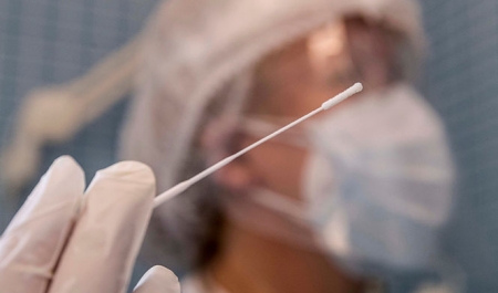 Sanitario a punto de tomar una muestra para realizar un test de coronavirus (EFE) 