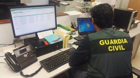 Agente de la Guardia Civil trabajando ante un ordenador en imagen de archivo (GUARDIA CIVIL)