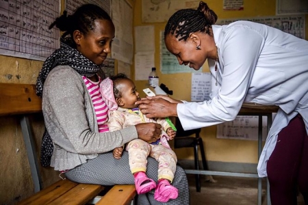 Mujeres junto a un menor en la República Democrática del Congo (FUNDACIÓN `LA CAIXA`) 