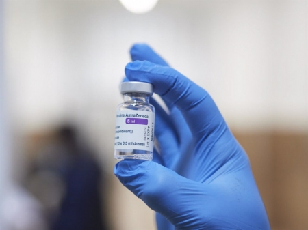 Una sanitaria con un vial de la vacuna de AstraZeneca contra el Covid-19 (EDUARDO SANZ - EUROPA PRESS)
