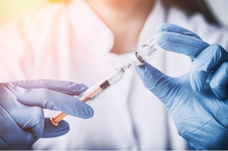 Un sanitario prepara una dosis de la vacuna contra el coronavirus (GETTY IMAGES/ISTOCKPHOTO / SCYTHER5) 