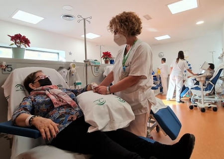 Una paciente es atendida en el Hospital de Día de Hematología (HUSC) 