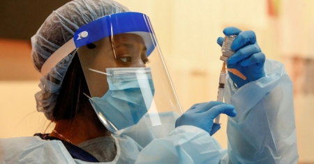 Una sanitaria prepara una dosis de la vacuna (REUTERS) 