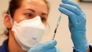 Una profesional sanitaria se dispone a administrar una vacuna (JUNTA DE ANDALUCÍA) 