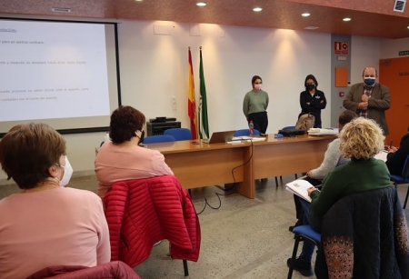 El alcalde, José A. Robles, durante una reunión formativa del personal del servicio de ayuda a domicilio (AYTO. GÜÉJAR SIERRA) 