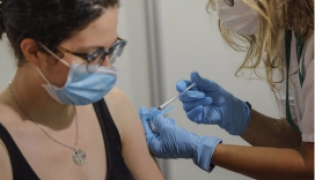 Una enfermera administra la vacuna contra el Covid-19 a una joven (ROBER SOLSONA / EUROPA PRESS) 