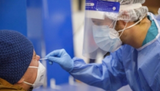 Un sanitario realiza una prueba PCR (SERGIO ESPINOSA JPEG ESTUDIO) 