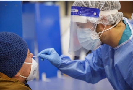 Un sanitario realiza una prueba PCR (SERGIO ESPINOSA JPEG ESTUDIO) 