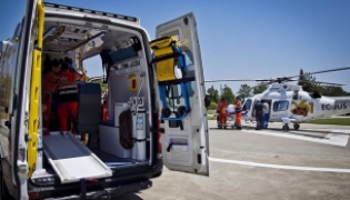 Ambulancia y helicóptero de los servicios sanitarios de EPES, en imagen de archivo (112 ANDALUCÍA) 