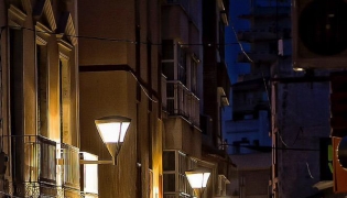 Iluminación en una calle de Motril (AYTO. MOTRIL)
