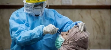 Un trabajador de salud hace la prueba de la COVID-19 a una mujer (NACIONES UNIDAS)
