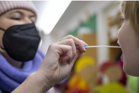 Un sanitario realiza un test PCR (PETER KNEFFEL/DPA)