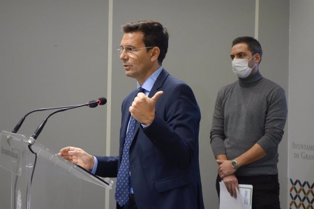 Francisco Cuenca, en primer término, en imagen de archivo, junto al edil Eduardo Castillo (AYUNTAMIENTO)