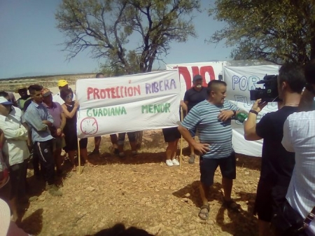  Concentración contra un proyecto de macrogranja porcina en Zújar, en imagen de archivo (PLATAFORMA POR LA RIBERA DEL GUADIANA MENOR)